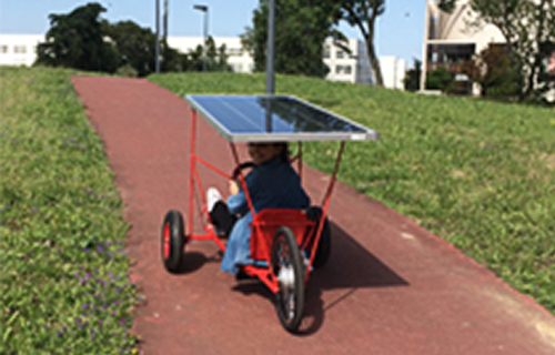carro solar com módulo fotovoltaico