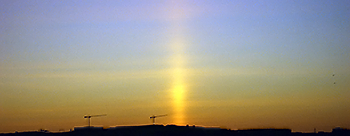 Nascer do sol em Lisboa. A "Coluna de Fogo", reflexo produzido por cristais de gelo na alta atmosfera.