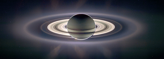 Saturno em contraluz e contraste exagerado (NASA)