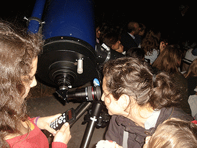 Observação astronómica ao telescópio.
