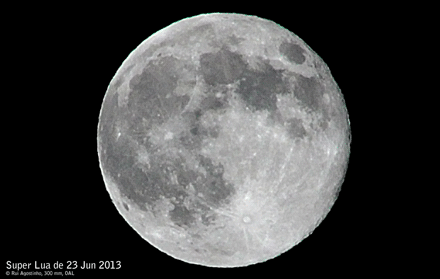 Imagem da Lua a 23 de Junho de 2013 (Lisboa, objectiva de 300 mm)